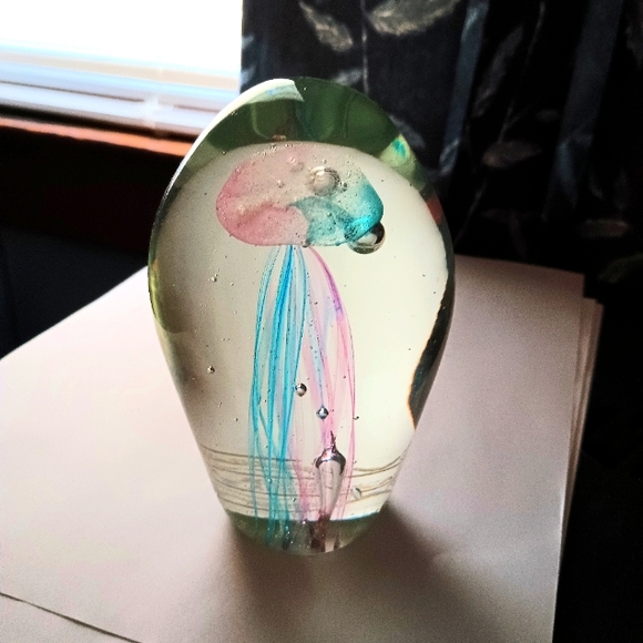 Jelly Fish ( fake ) Glass Blown Paperweight that Glows - Picture 1 of 8